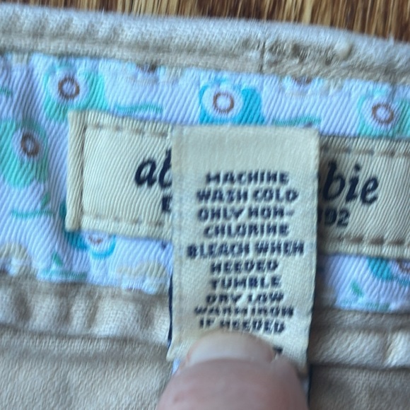 Abercrombie & Fitch Short, Size 16 - Picture 4 of 7